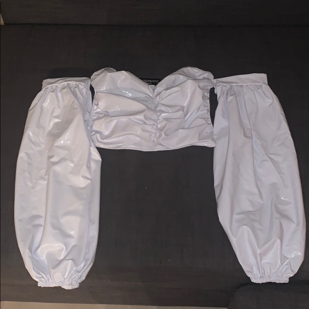 White crop top with balloon sleeves